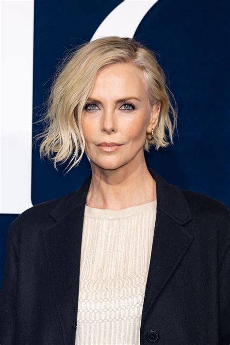 coupe de cheveux charlize theron dior|Charlize Theron redevient blonde et adopte la coupe .